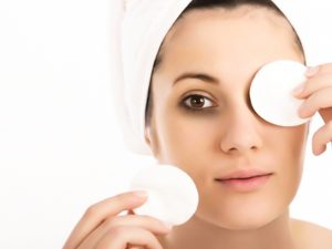 Cách trị thâm quầng mắt bằng muối rang