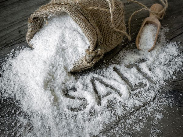 Cách trị thâm quầng mắt bằng muối