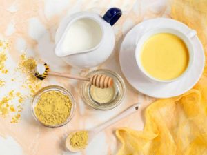Trị thâm môi cấp tốc bằng bột nghệ