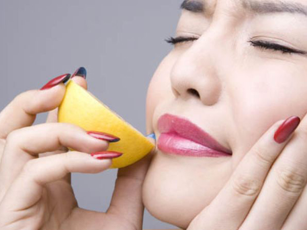 Trị thâm môi cấp tốc bằng chanh