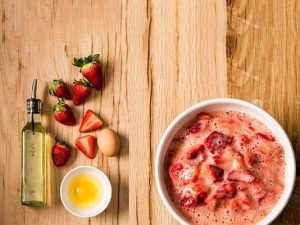 Trị thâm môi cấp tốc bằng dâu tây
