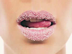 Trị thâm môi cấp tốc bằng đường