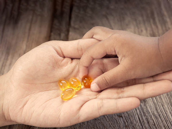Trị vết thâm muỗi đốt lâu ngày bằng Vitamin E
