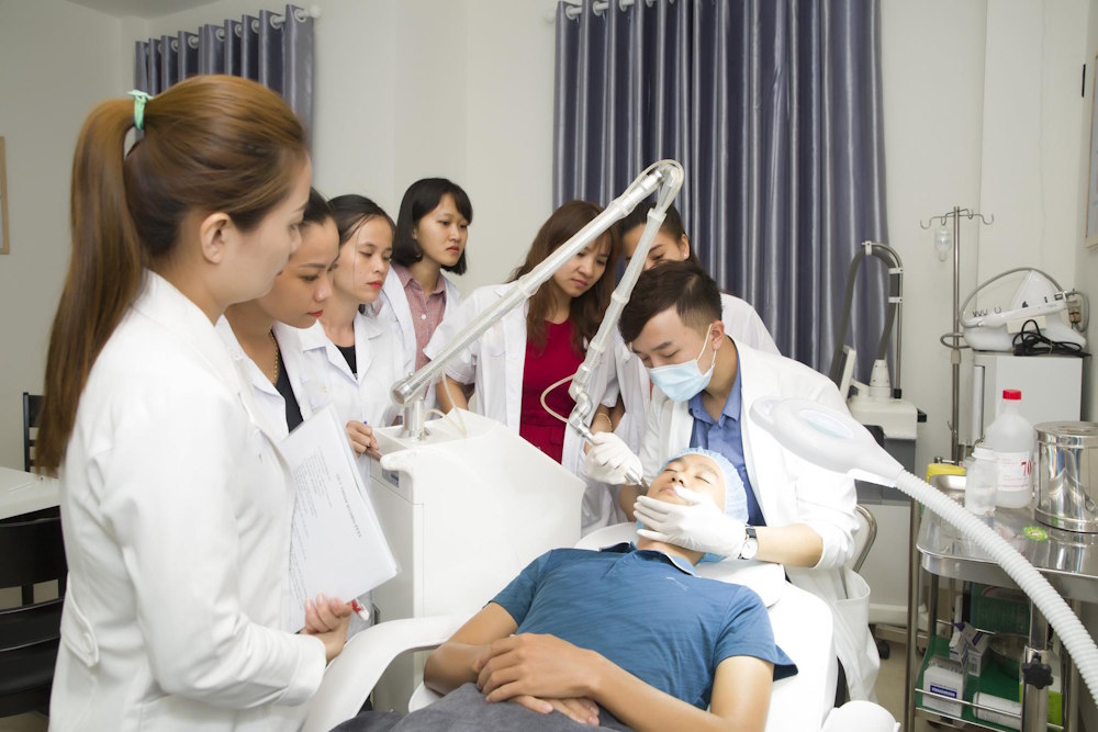 Đào tạo điều trị da thực hành thực tế cùng bác sĩ da liễu